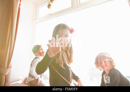 I bambini in faccia la vernice, la ragazza facendo una faccia anomalo Foto Stock