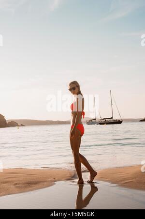 Ritratto di bella donna che indossa un bikini sulla spiaggia, Minorca, Isole Baleari, Spagna Foto Stock