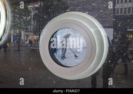 Oxford Street, Londra, Regno Unito. Il 6 novembre 2015. La nuova finestra di visualizzazione per il John Lewis annuncio di Natale che viene lanciato oggi Foto Stock