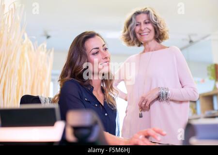 Due imprenditrici al lavoro in ufficio Foto Stock