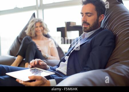 Due designer rilassarsi sulle sedie beanbag in office Foto Stock