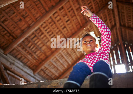 bambina di 8 anni che guarda verso l'alto con un sorriso sul viso Foto stock  - Alamy