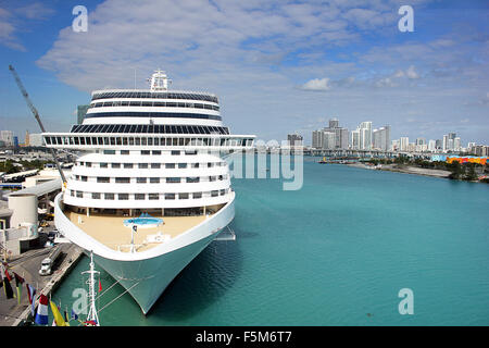 Porto di Miami con navi da crociera. Miami è un porto importante negli Stati Uniti per le crociere, Florida Foto Stock