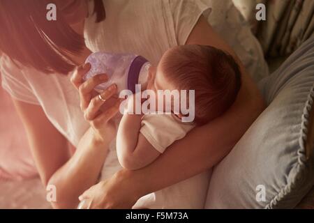 La madre del bambino di alimentazione in armi Foto Stock