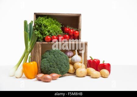 Gabbie di legno riempita con verdure fresche Foto Stock