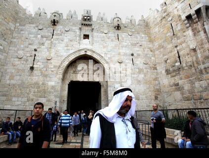 Gerusalemme, Gerusalemme, Territorio palestinese. 6 Nov, 2015. Palestinesi a piedi nella parte anteriore della porta di Damasco dopo la preghiera del Venerdì Al Aqsa moschee a Gerusalemme la città vecchia il 3 novembre 2015. L'attuale ondata di violenza è scoppiata a metà settembre, alimentato dalle voci che Israele stava cercando di aumentare la presenza ebraica a Gerusalemme e poi a diffondersi rapidamente in tutta Israele e la Cisgiordania e la striscia di Gaza Credito: Mahfouz Abu Turk/immagini APA/ZUMA filo/Alamy Live News Foto Stock