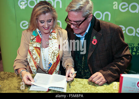 Belfast, Regno Unito, 6 novembre 2015. Channel 4 stelle Gogglebox Steph e Dom Parker erano a Belfast firma il loro nuovo libro 'Steph Dom e la guida alla vita" Credito: Bonzo Alamy/Live News Foto Stock