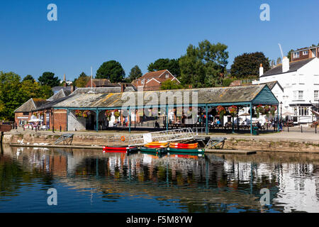 Storico capannone di transito e le canoe e fiume Exe, Exeter Devon. Foto Stock