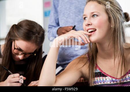 Due studentesse in aula Foto Stock