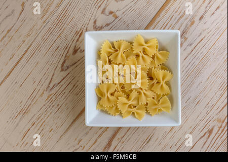 Ciotola di non cotti farfalle di pasta, da un punto di vista aereo. Foto Stock
