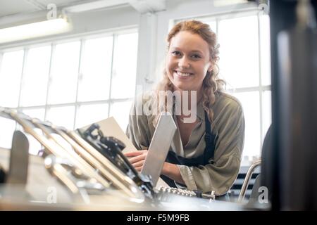 Stampante femmina in tipografia officina Foto Stock