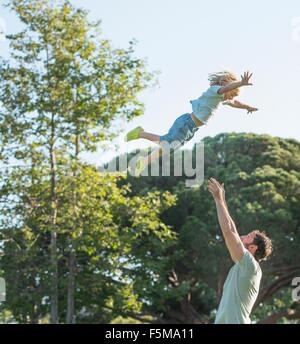 Padre figlio di lancio in aria, all'aperto Foto Stock