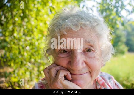 Close up sorridente donna senior all'aperto Foto Stock