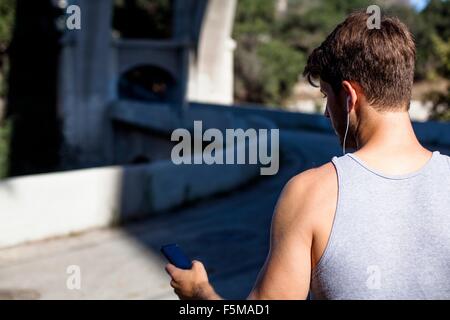 Pareggiatore di selezione della musica sullo smartphone, Arroyo Seco Park, Pasadena, California, Stati Uniti d'America Foto Stock