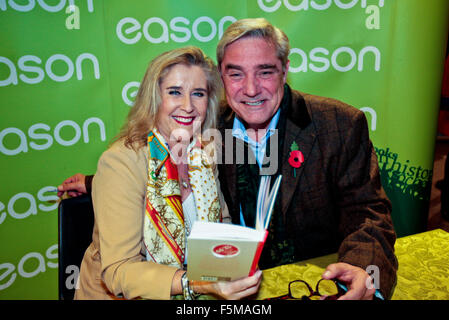 Belfast, Regno Unito, 6 novembre 2015. Channel 4 stelle Gogglebox Steph e Dom Parker erano a Belfast firma il loro nuovo libro 'Steph Dom e la guida alla vita" Credito: Bonzo Alamy/Live News Foto Stock