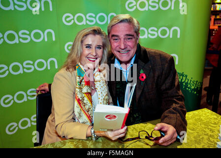 Belfast, Regno Unito, 6 novembre 2015. Channel 4 stelle Gogglebox Steph e Dom Parker erano a Belfast firma il loro nuovo libro 'Steph Dom e la guida alla vita" Credito: Bonzo Alamy/Live News Foto Stock