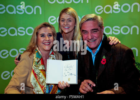 Belfast, Regno Unito, 6 novembre 2015. Channel 4 stelle Gogglebox Steph e Dom Parker erano a Belfast firma il loro nuovo libro 'Steph Dom e la guida alla vita" Credito: Bonzo Alamy/Live News Foto Stock