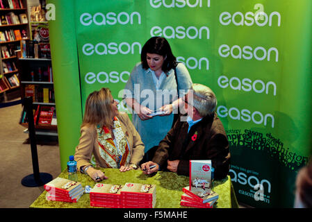 Belfast, Regno Unito, 6 novembre 2015. Channel 4 stelle Gogglebox Steph e Dom Parker erano a Belfast firma il loro nuovo libro 'Steph Dom e la guida alla vita" Credito: Bonzo Alamy/Live News Foto Stock