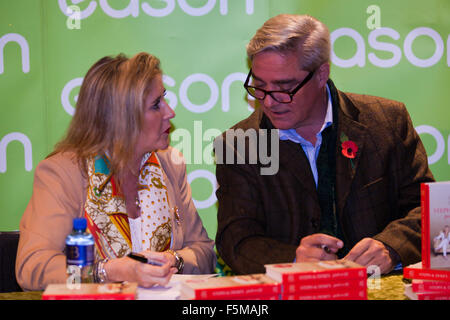 Belfast, Regno Unito, 6 novembre 2015. Channel 4 stelle Gogglebox Steph e Dom Parker erano a Belfast firma il loro nuovo libro 'Steph Dom e la guida alla vita" Credito: Bonzo Alamy/Live News Foto Stock