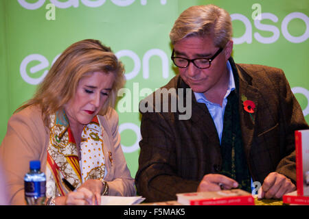 Belfast, Regno Unito, 6 novembre 2015. Channel 4 stelle Gogglebox Steph e Dom Parker erano a Belfast firma il loro nuovo libro 'Steph Dom e la guida alla vita" Credito: Bonzo Alamy/Live News Foto Stock