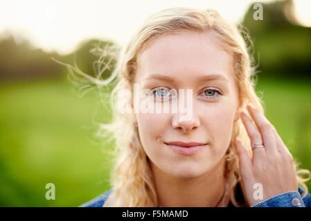 Close up ritratto di giovane donna con capelli biondi Foto Stock