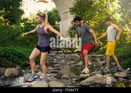 Per gli amanti del jogging attraversando il flusso sotto il ponte di arco, Arroyo Seco Park, Pasadena, California, Stati Uniti d'America Foto Stock