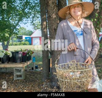 Ritratto di femmina senior agricoltore cestello di trasporto delle uova Foto Stock