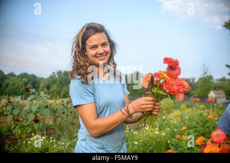 Ritratto di donna lavoratrice agricola tenendo un mazzo di fiori recisi freschi Foto Stock