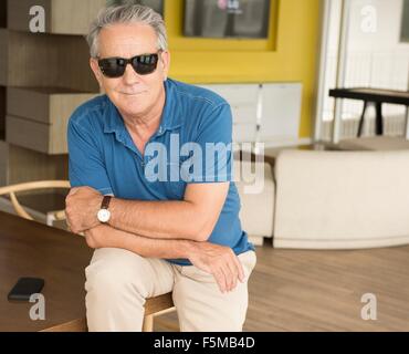 Ritratto di uomo anziano con occhiali da sole Foto Stock