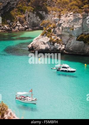 Vista in elevazione di due barche ancorate nella baia, Minorca, Isole Baleari, Spagna Foto Stock