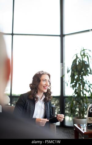 Business Woman in attesa in aeroporto Foto Stock