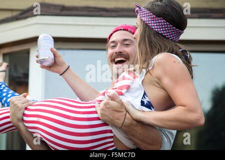 Giovane indossando bandiera americana costume celebra il giorno di indipendenza, STATI UNITI D'AMERICA Foto Stock