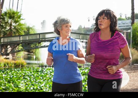 Femmina matura amici a fare jogging nel parco Foto Stock