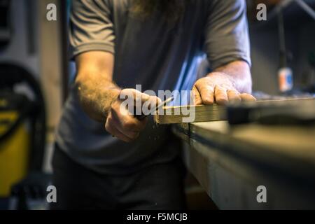 Legno artista che lavora in officina, metà sezione Foto Stock