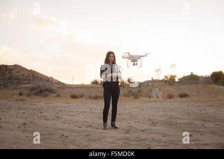 Femmina operatore commerciale sulla macchia flying drone, Santa Clarita, California, Stati Uniti d'America Foto Stock