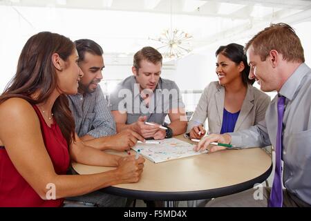 Piccolo gruppo di persone aventi il brainstorming meeting aziendali Foto Stock