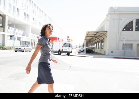 Giovane imprenditrice, passeggiate, all'aperto Foto Stock