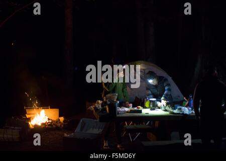 Gli escursionisti prepara la cena presso il camp Foto Stock