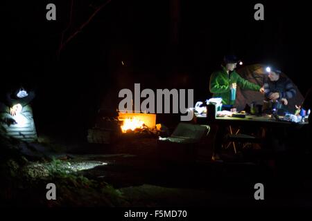 Gli escursionisti prepara la cena presso il camp Foto Stock