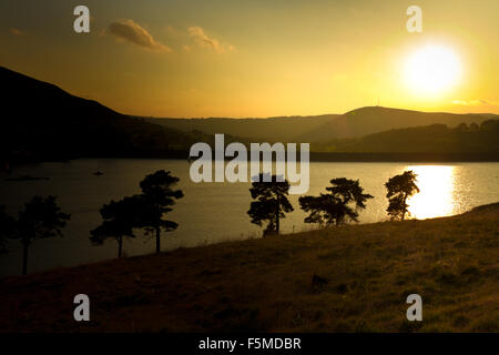 Serata sole estivo giocando sul serbatoio Dovestone. Foto Stock