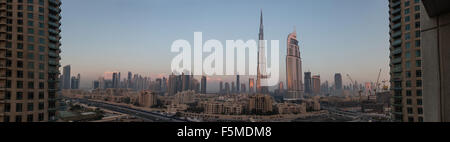 Panorama che mostra il down town skyline di Dubai a Sunrise. Inquadratura dal dodicesimo piano del Burj vista centro appartamento Torre. Foto Stock