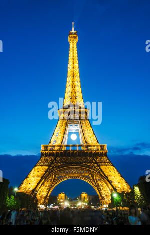 Accesa la Torre Eiffel di notte, Torre Eiffel e Champ de Mars, Parigi, Ile-de-France, Francia Foto Stock