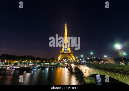 Accesa la Torre Eiffel di notte, Senna, Tour Eiffel, Parigi, Ile-de-France, Francia Foto Stock