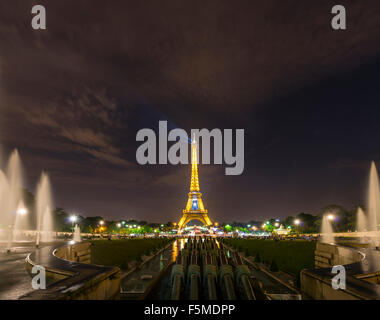 Accesa la Torre Eiffel di notte, fontane ad acqua a Trocadero, Tour Eiffel, Parigi, Ile-de-France, Francia Foto Stock