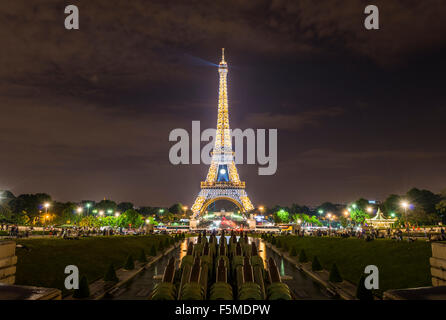 Accesa la Torre Eiffel di notte, Trocadero e tour Eiffel di Parigi e dell' Ile-de-France, Francia Foto Stock