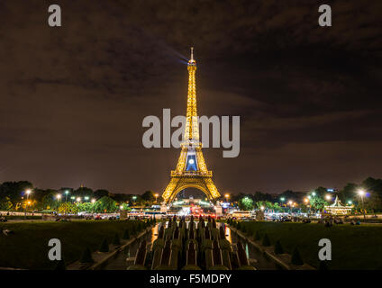 Accesa la Torre Eiffel di notte, Trocadero e tour Eiffel di Parigi e dell' Ile-de-France, Francia Foto Stock