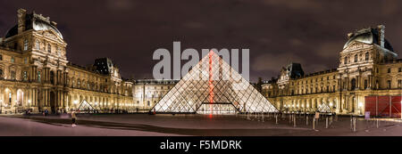 Il Pavillion Richelieu, piramide in vetro ingresso, Palais du Louvre, scena notturna, Parigi, Ile-de-France, Francia Foto Stock