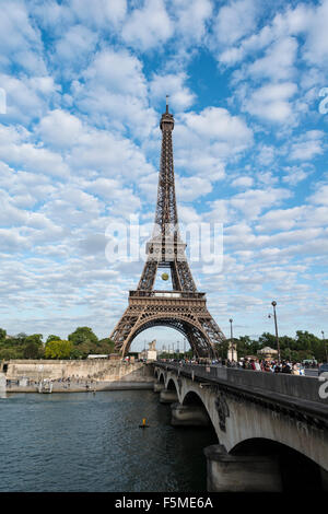 Torre Eiffel, Tour Eiffel e la Senna, Parigi, Ile-de-France, Francia Foto Stock