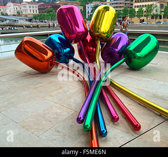 I tulipani, scultura di Jeff Koons nella parte anteriore del Museo Guggenheim, Bilbao, Paesi Baschi Foto Stock