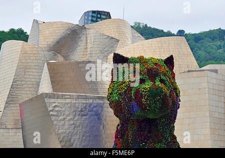 Cucciolo, scultura di Jeff Koons nella parte anteriore del Museo Guggenheim, Bilbao, Paesi Baschi Foto Stock